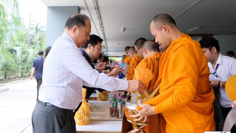 ชาวธรรมนิติร่วมกันตักบาตรต้อนรับปีใหม่