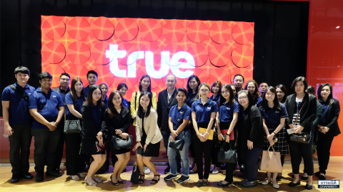 Dharmniti Young Executive รุ่นที่ 3 และพนักงาน ดูงานที่ True Branding Shop สาขา ICONSIAM