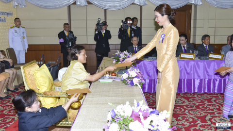 สมเด็จพระกนิษฐาธิราชเจ้า กรมสมเด็จพระเทพรัตนราชสุดาฯ สยามบรมราชกุมารี พระราชทานเข็มที่ระลึกแก่ บมจ.ธรรมนิติ