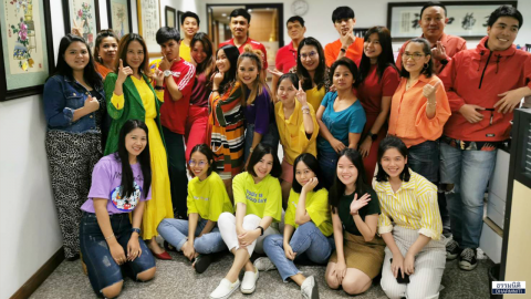 ชาวธรรมนิติร่วมกันแต่งตัวในธีม “Color Block” ต้อนรับ Summer 2020