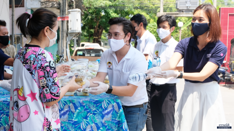 มูลนิธิธรรมนิติ ร่วมกับ  บริษัท บุญนำพา จำกัด มอบอาหารกลางวัน (ครั้งที่ 3) จำนวน 300 ชุด ให้แก่พื้นที่แฟลตเก่าตลาดบางซื่อ