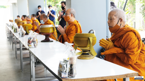 สถาบันพัฒนาการบริหารธรรมนิติ เป็นเจ้าภาพทำบุญตักบาตร