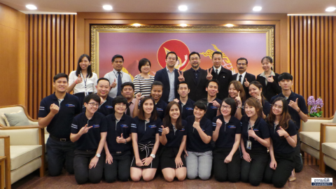 Dharmniti Young Executive รุ่นที่ 1 พร้อมผู้บริหารและพนักงาน เข้าฟังบรรยายเรื่อง “Branding” โดย คุณประสงค์ รุ่งสมัยทอง ที่ปรึกษาประธานกรรมการบริหารด้านความรู้สึก บมจ. ธนาคารกสิกรไทย