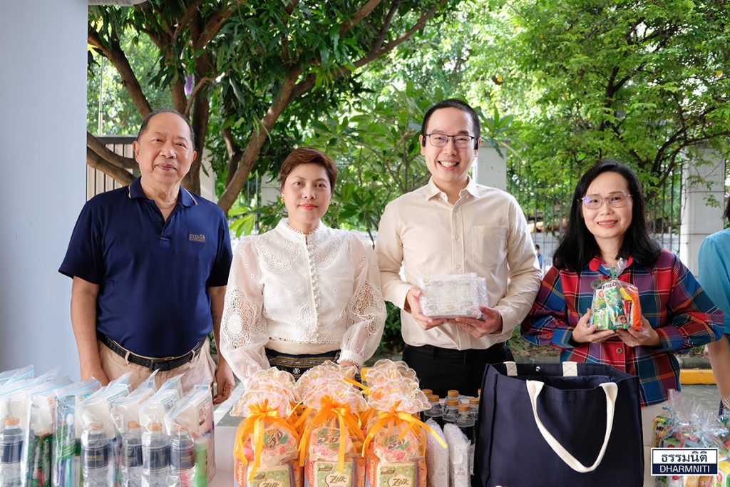 DHA Give alms to monks 1