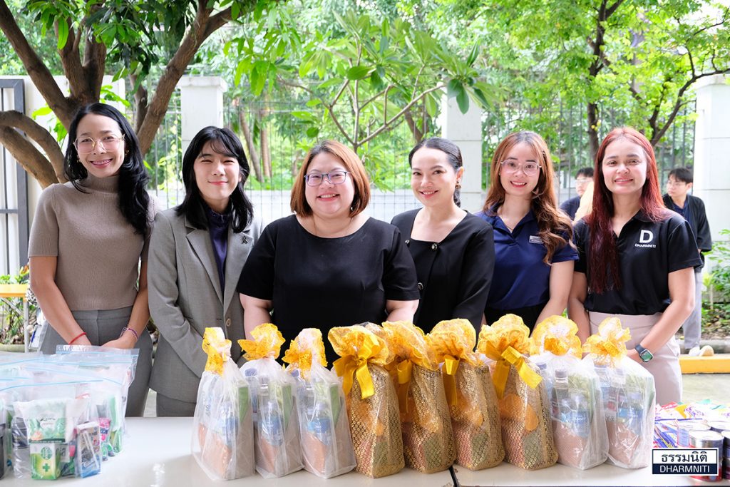 dir-offer-food-to-the-monk2