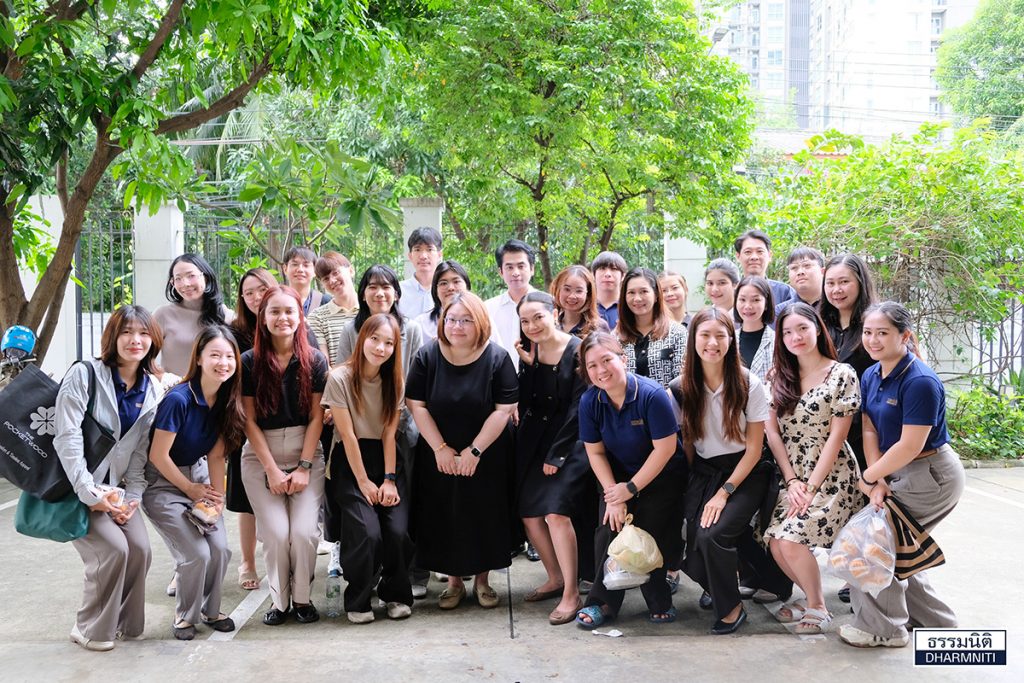 dir-offer-food-to-the-monk3