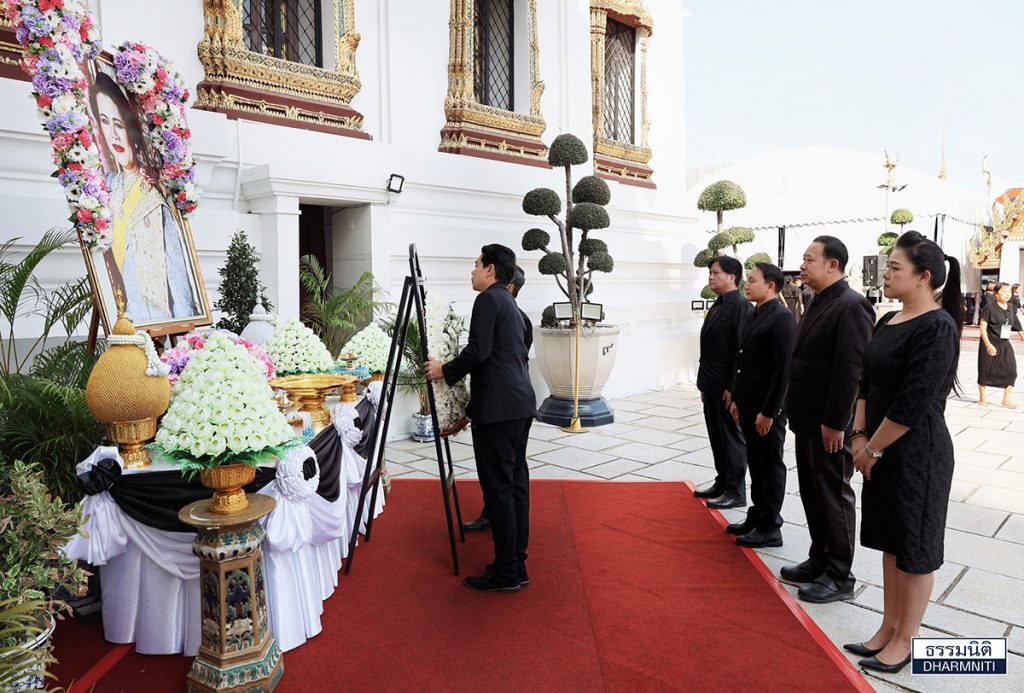 wreath-tribute-queen-sirikit 2